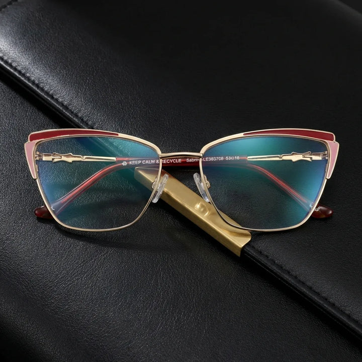 Lentes ópticos Sabrina Rojo sobre cuero negro con detalle brass dorado calidad premium receta Bonoboss #editorial_banner_confianza #color_rojo