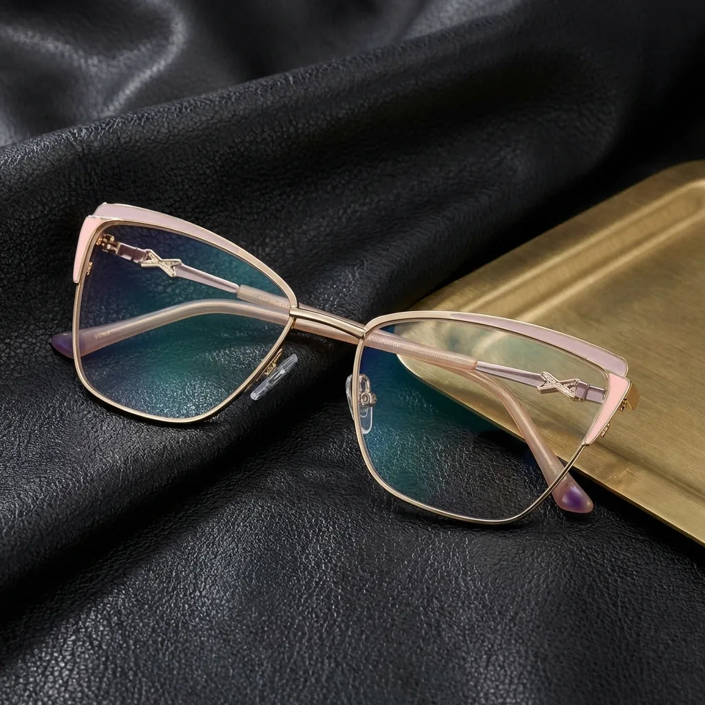 Lentes ópticos Sabrina Rosado sobre cuero negro con detalle brass dorado calidad premium receta Bonoboss #editorial_banner_confianza #color_rosado