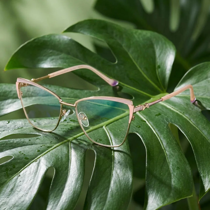 Lentes ópticos Sabrina Rosado entre hojas botánicas naturales diseño sustentable Bonoboss #editorial_sustentabilidad #color_rosado