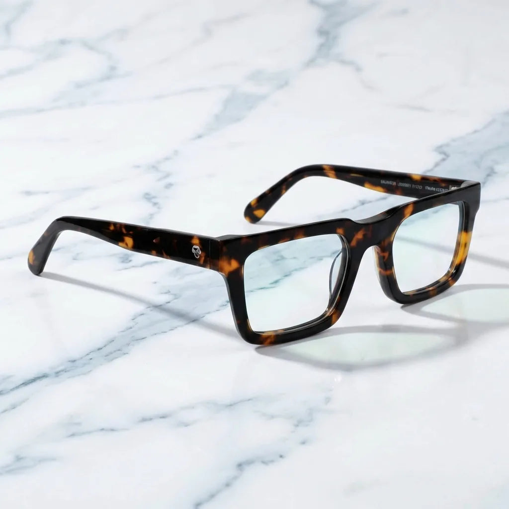 Lentes ópticos Salvador Carey sobre mármol blanco elegante armazón premium Bonoboss #editorial_armazon #color_carey