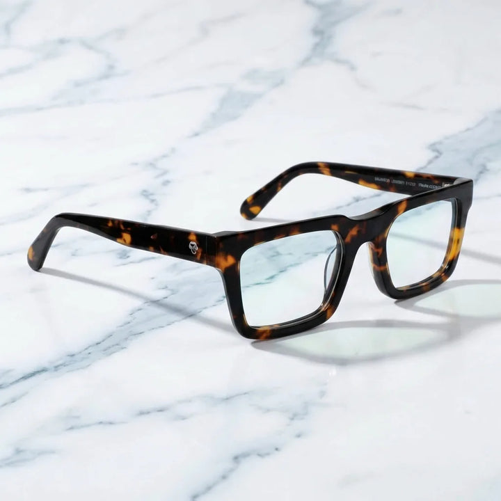 Lentes ópticos Salvador Carey sobre mármol blanco elegante armazón premium Bonoboss #editorial_armazon #color_carey