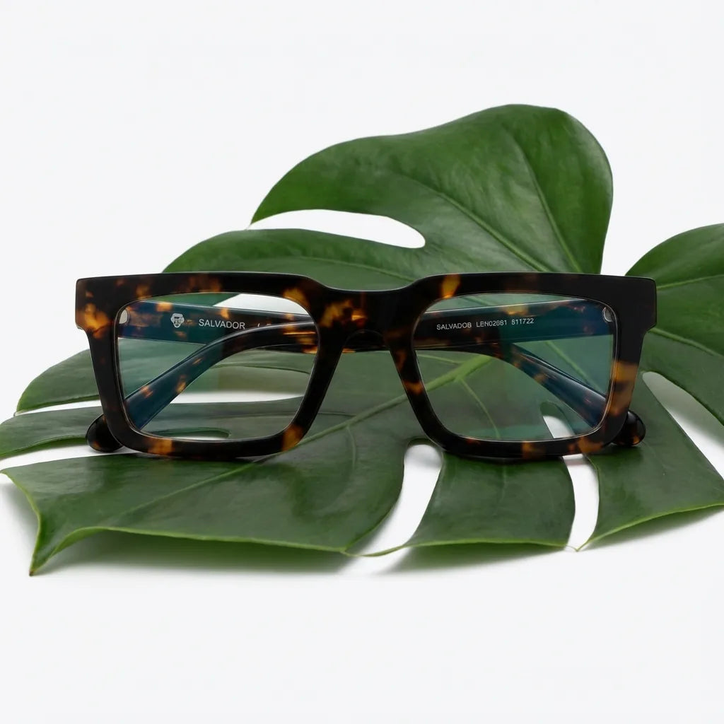 Lentes ópticos Salvador Carey entre hojas botánicas naturales diseño sustentable Bonoboss #editorial_sustentabilidad #color_carey