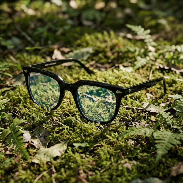 Lentes ópticos Selkie Negro en bosque verde natural diseño sustentable Bonoboss #editorial_sustentabilidad #color_negro