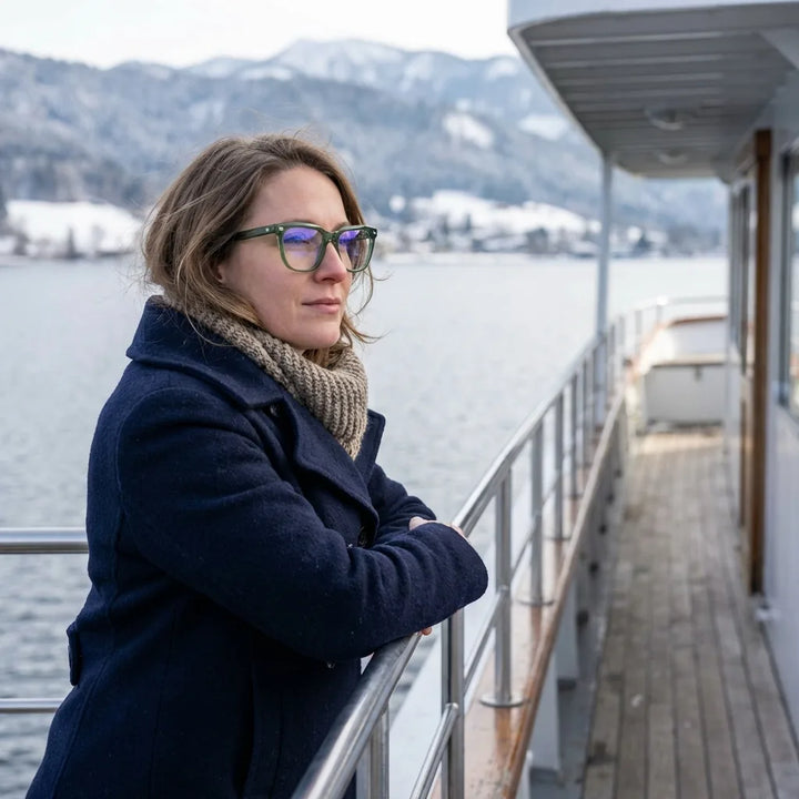 Lentes ópticos Selkie Verde modelo en barco lago con bosque nevado Bonoboss #editorial_lifestyle1 #color_verde