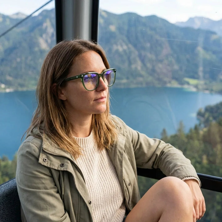 Lentes ópticos Selkie Verde modelo en teleférico con vista a lago Bonoboss #editorial_lifestyle3 #color_verde
