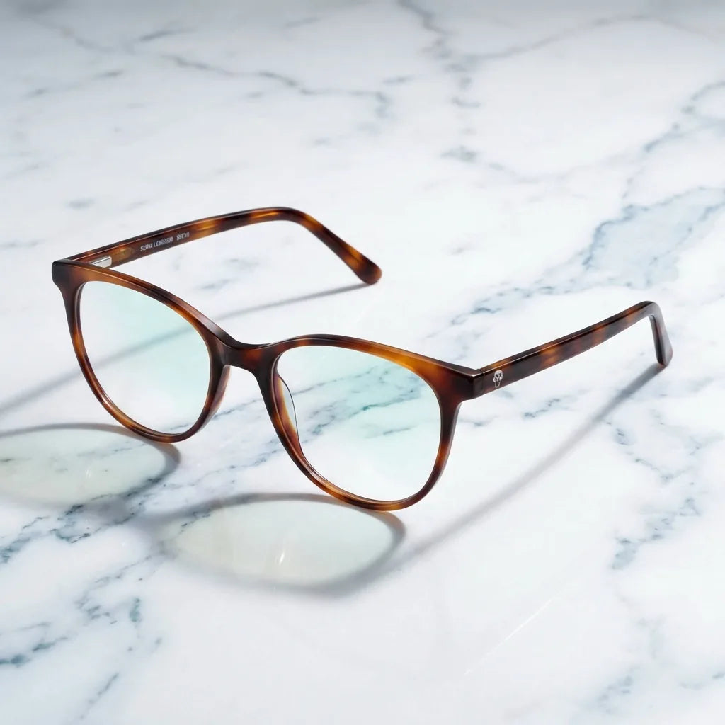 Lentes ópticos Sofia Carey sobre mármol blanco elegante armazón premium Bonoboss #editorial_armazon #color_carey