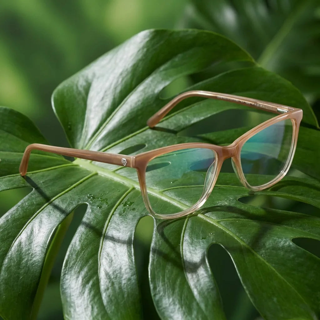 Lentes ópticos Sofia Amarillo entre hojas botánicas naturales diseño sustentable Bonoboss #editorial_sustentabilidad #color_amarillo