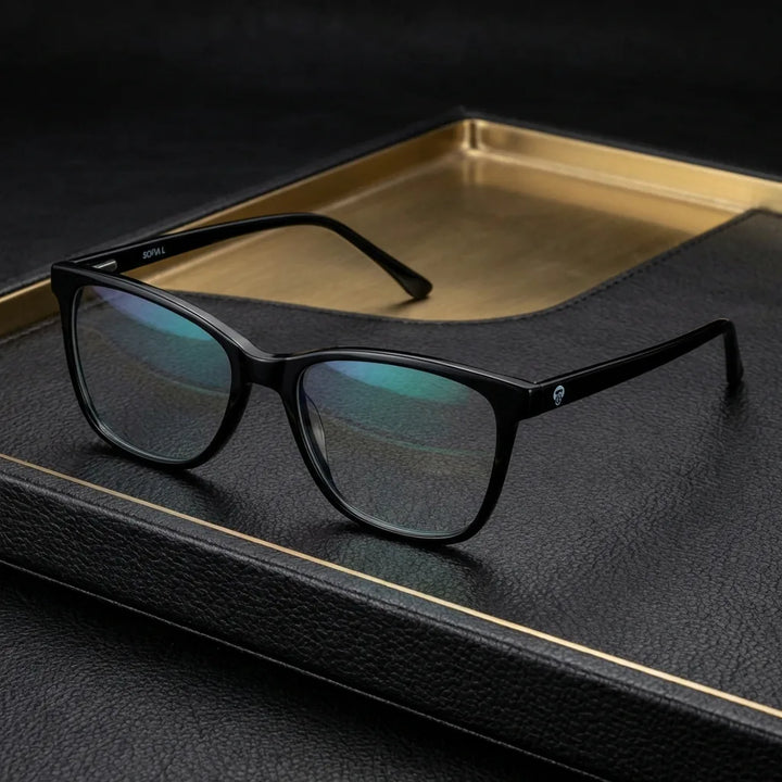 Lentes ópticos Sofia Negro sobre cuero negro con detalle brass dorado calidad premium receta Bonoboss #editorial_banner_confianza #color_negro