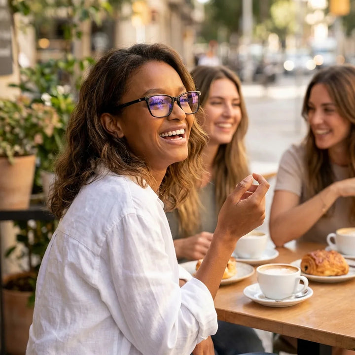 Lentes ópticos Sofia Negro mujer en café con amigas ambiente social Bonoboss #editorial_lifestyle1 #color_negro