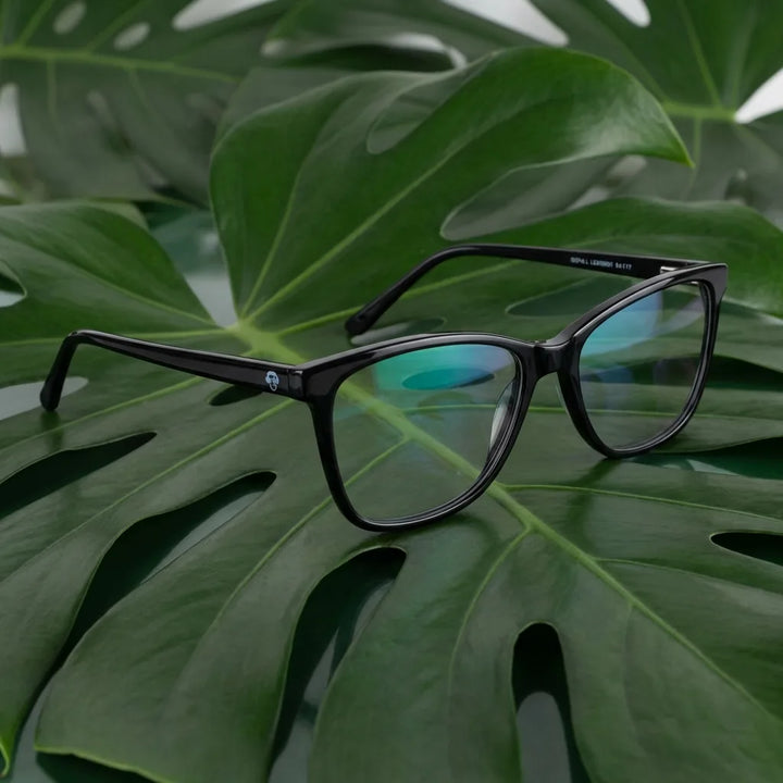 Lentes ópticos Sofia Negro entre hojas botánicas naturales diseño sustentable Bonoboss #editorial_sustentabilidad #color_negro