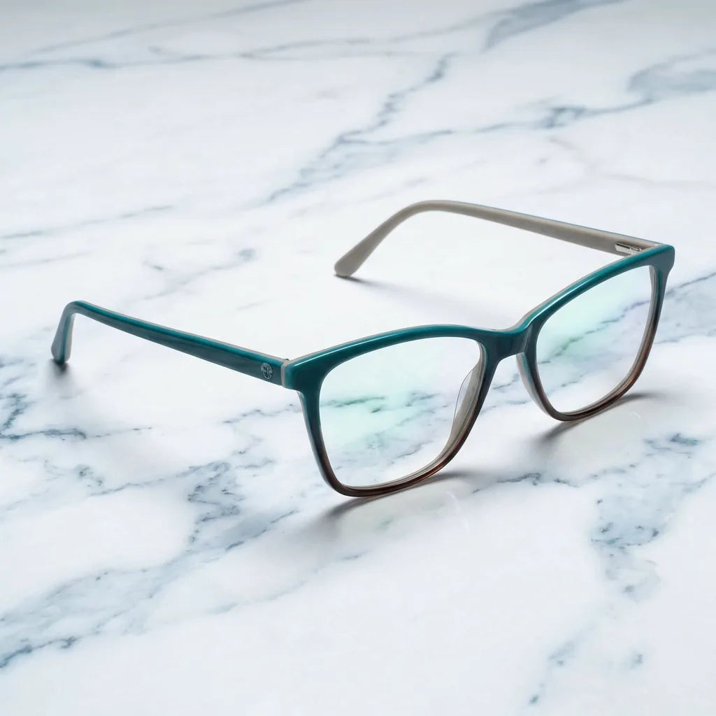 Lentes ópticos Sofia Verde sobre mármol blanco elegante armazón premium Bonoboss #editorial_armazon #color_verde