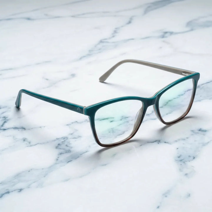 Lentes ópticos Sofia Verde sobre mármol blanco elegante armazón premium Bonoboss #editorial_armazon #color_verde