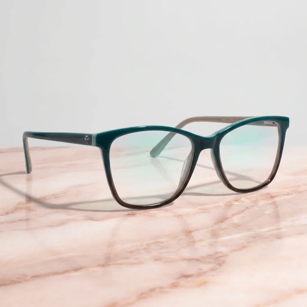 Lentes ópticos Sofia L Verde sobre superficie premium calidad premium receta Bonoboss #editorial_banner_confianza #color_verde
