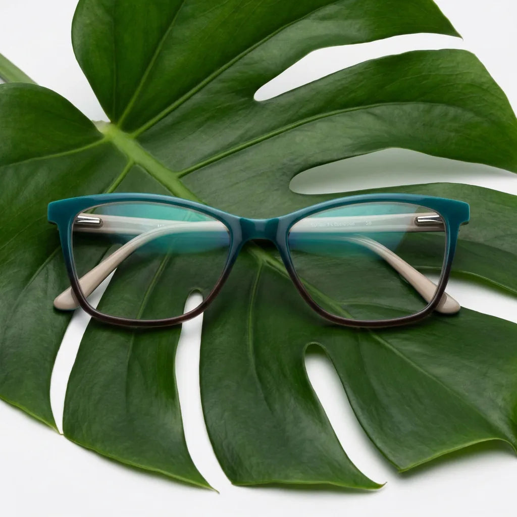 Lentes ópticos Sofia Verde entre hojas botánicas naturales diseño sustentable Bonoboss #editorial_sustentabilidad #color_verde