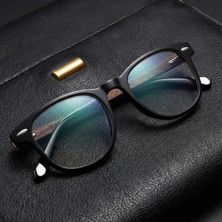 Lentes ópticos Temuco Carey Negro sobre cuero negro con detalle brass dorado calidad premium receta Bonoboss #editorial_banner_confianza #color_negro