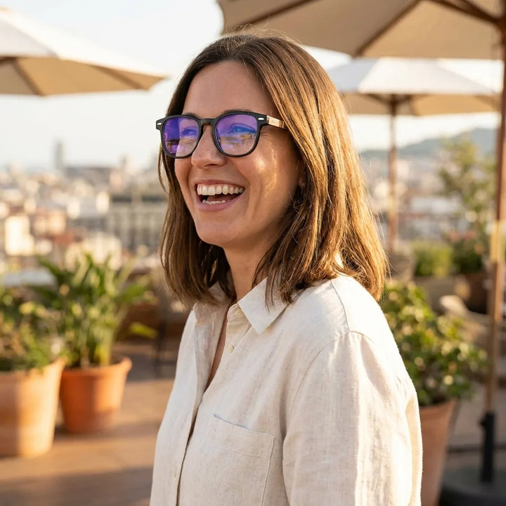 Lentes ópticos Temuco Carey Negro mujer en terraza con vista panorámica Bonoboss #editorial_lifestyle3 #color_negro