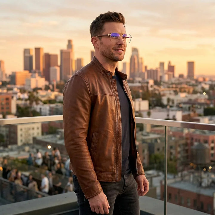 Lentes ópticos Tito Dorado hombre profesional en rooftop urbano atardecer Bonoboss #editorial_lifestyle1 #color_dorado