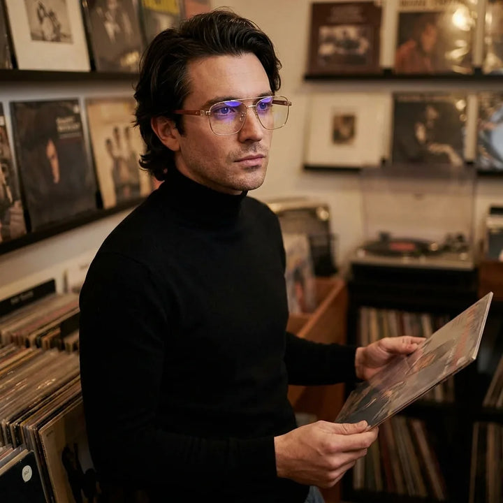 Lentes ópticos Tito Dorado hombre escuchando vinilo estilo creativo Bonoboss #editorial_lifestyle3 #color_dorado