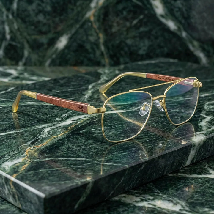 Lentes ópticos Tito Dorado sobre mármol verde natural diseño sustentable Bonoboss #editorial_sustentabilidad #color_dorado