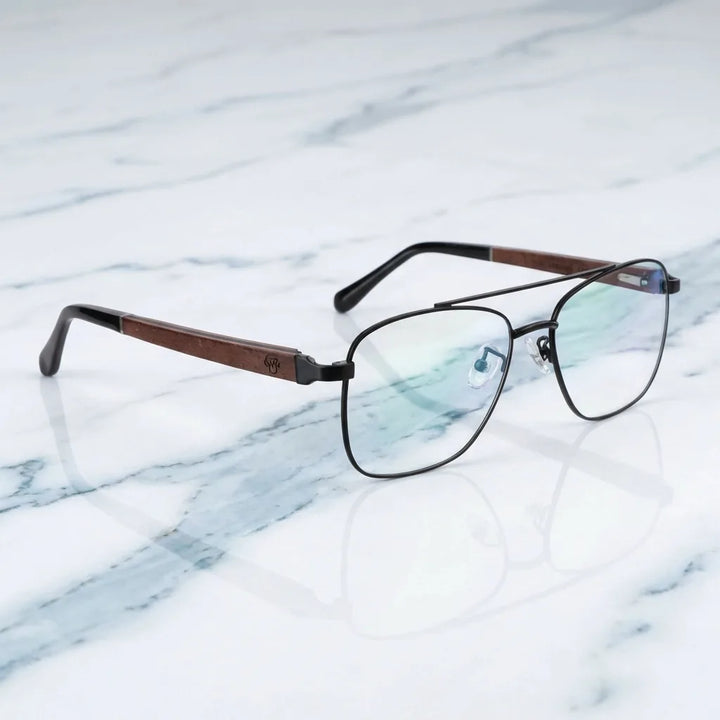 Lentes ópticos Tito Negro sobre mármol blanco elegante armazón premium Bonoboss #editorial_armazon #color_negro