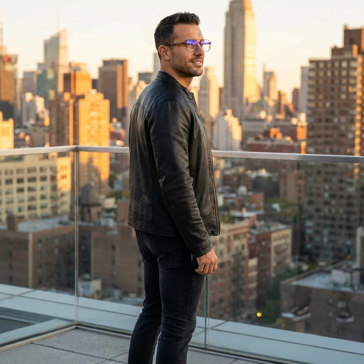 Lentes ópticos Tito Negro hombre profesional en rooftop urbano atardecer Bonoboss #editorial_lifestyle1 #color_negro
