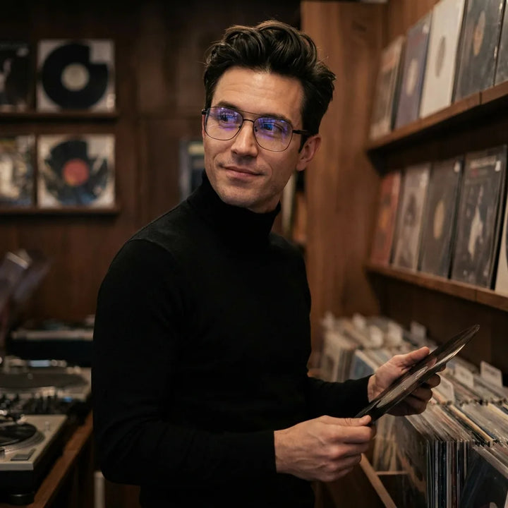 Lentes ópticos Tito Negro hombre escuchando vinilo estilo creativo Bonoboss #editorial_lifestyle2 #color_negro