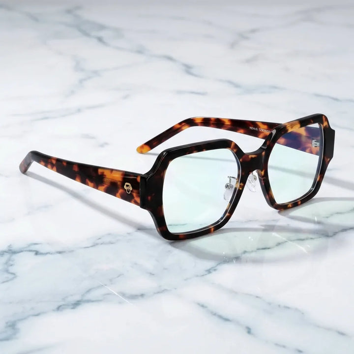 Lentes ópticos Venus Carey sobre mármol blanco elegante armazón premium Bonoboss #editorial_armazon #color_carey