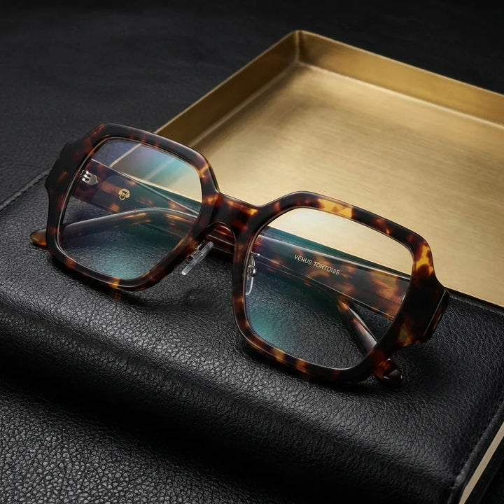 Lentes ópticos Venus Carey sobre cuero negro con detalle brass dorado calidad premium receta Bonoboss #editorial_banner_confianza #color_carey