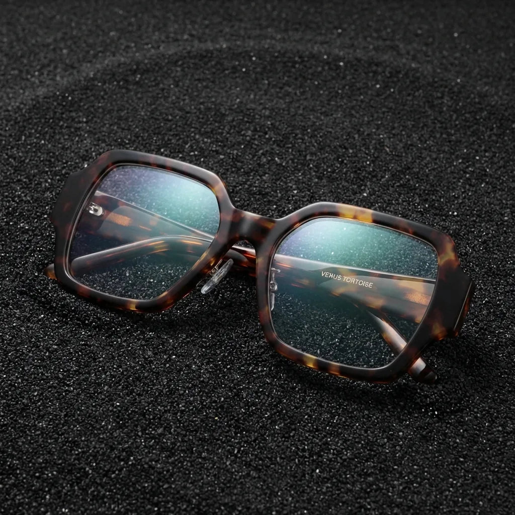 Lentes ópticos Venus Carey sobre arena volcánica texturizada diseño sustentable Bonoboss #editorial_sustentabilidad #color_carey