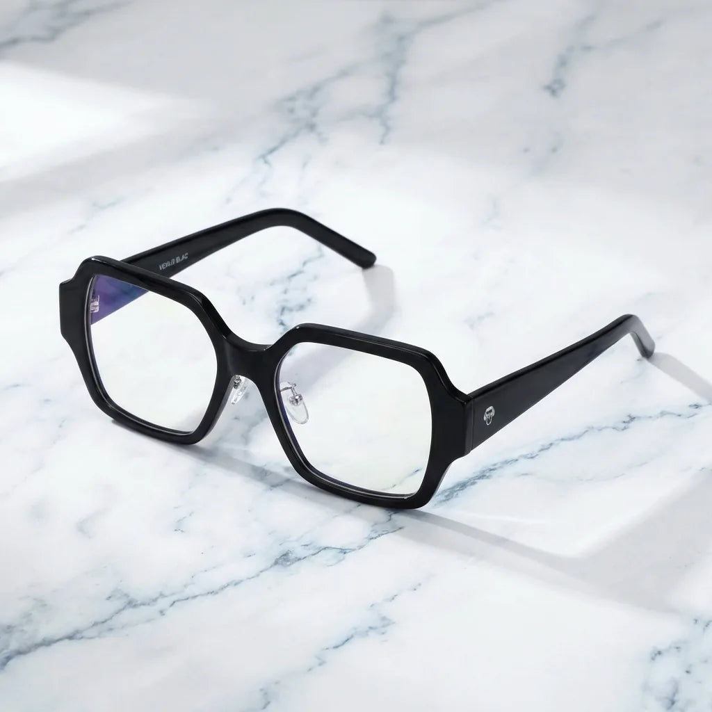 Lentes ópticos Venus Negro sobre mármol blanco carrara elegante armazón premium Bonoboss #editorial_armazon #color_negro