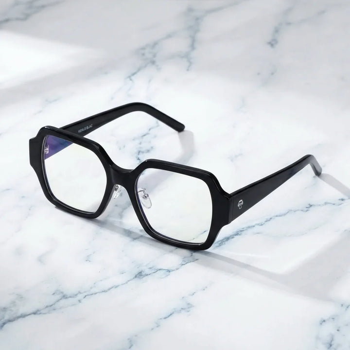 Lentes ópticos Venus Negro sobre mármol blanco carrara elegante armazón premium Bonoboss #editorial_armazon #color_negro