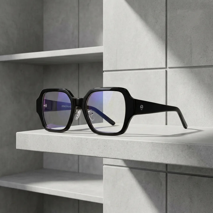 Lentes ópticos Venus Negro sobre superficie cream suave calidad premium receta Bonoboss #editorial_banner_confianza #color_negro