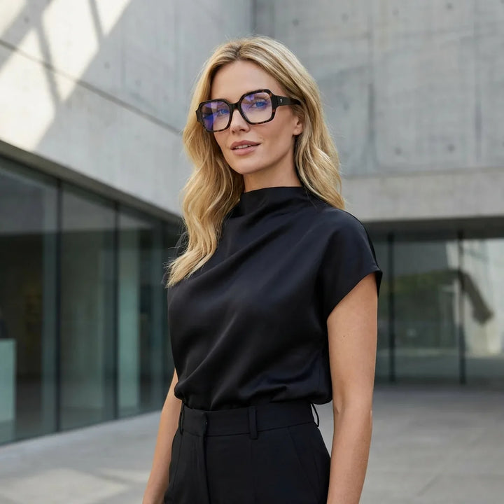 Lentes ópticos Venus Negro mujer en luz dorada golden hour elegante Bonoboss #editorial_lifestyle1 #color_negro