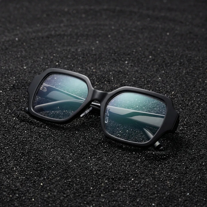 Lentes ópticos Venus Negro sobre arena volcánica texturizada diseño sustentable Bonoboss #editorial_sustentabilidad #color_negro