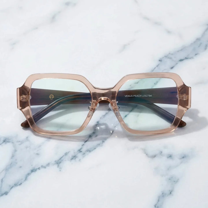 Lentes ópticos Venus Pink Havana sobre mármol blanco elegante calidad premium receta Bonoboss #editorial_banner_confianza #color_pink-havana