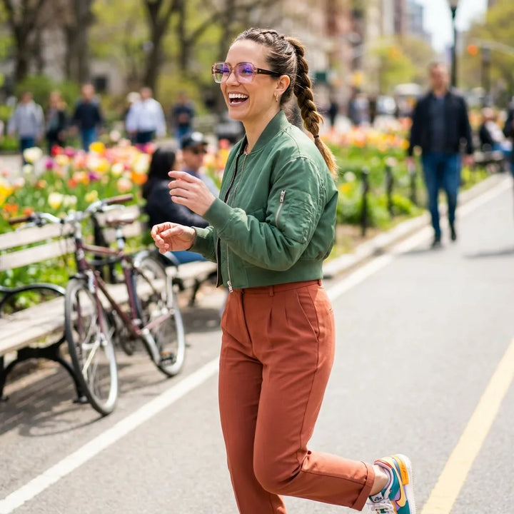 Lentes ópticos Venus Pink Havana mujer ciclista urbana estilo café Bonoboss #editorial_lifestyle3 #color_pink-havana