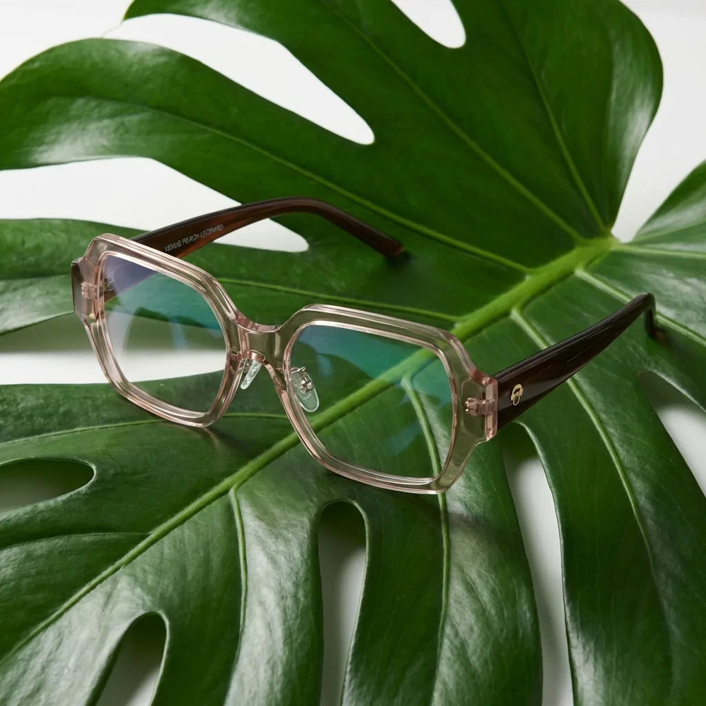 Lentes ópticos Venus Pink Havana entre hojas botánicas naturales diseño sustentable Bonoboss #editorial_sustentabilidad #color_pink-havana