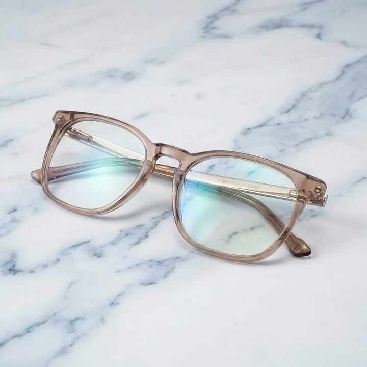 Lentes ópticos Waimea Steel Optic Blonde Crystal sobre mármol blanco elegante armazón premium Bonoboss #editorial_armazon #color_blonde-crystal