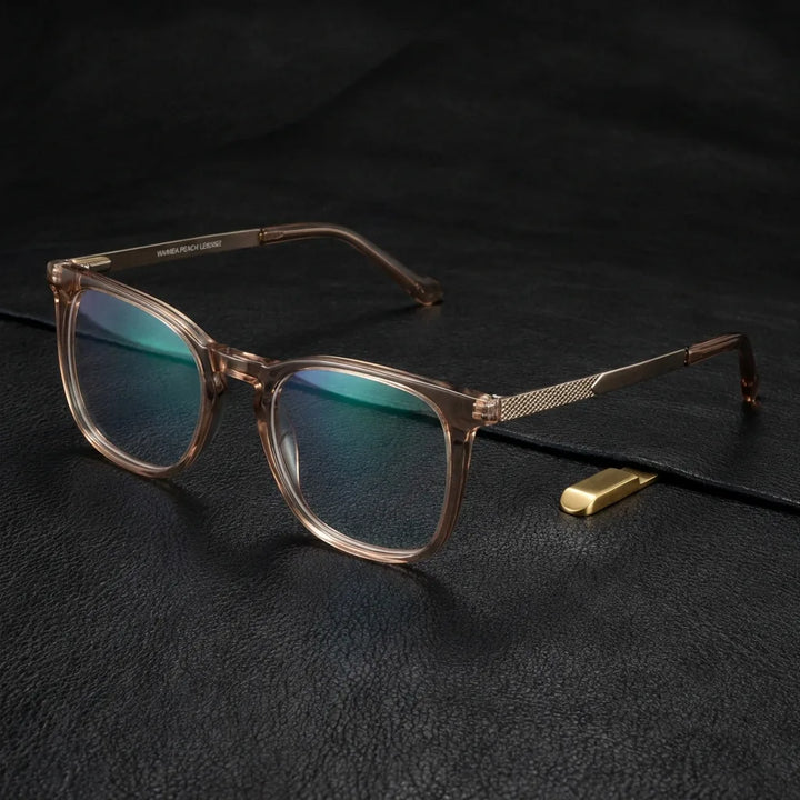 Lentes ópticos Waimea Steel Optic Blonde Crystal sobre cuero negro con detalle brass dorado calidad premium receta Bonoboss #editorial_banner_confianza #color_blonde-crystal