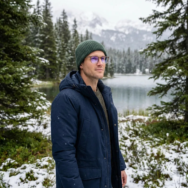 Lentes ópticos Waimea Steel Optic Blonde Crystal modelo con gorro en bosque nevado invernal Bonoboss #editorial_lifestyle1 #color_blonde-crystal