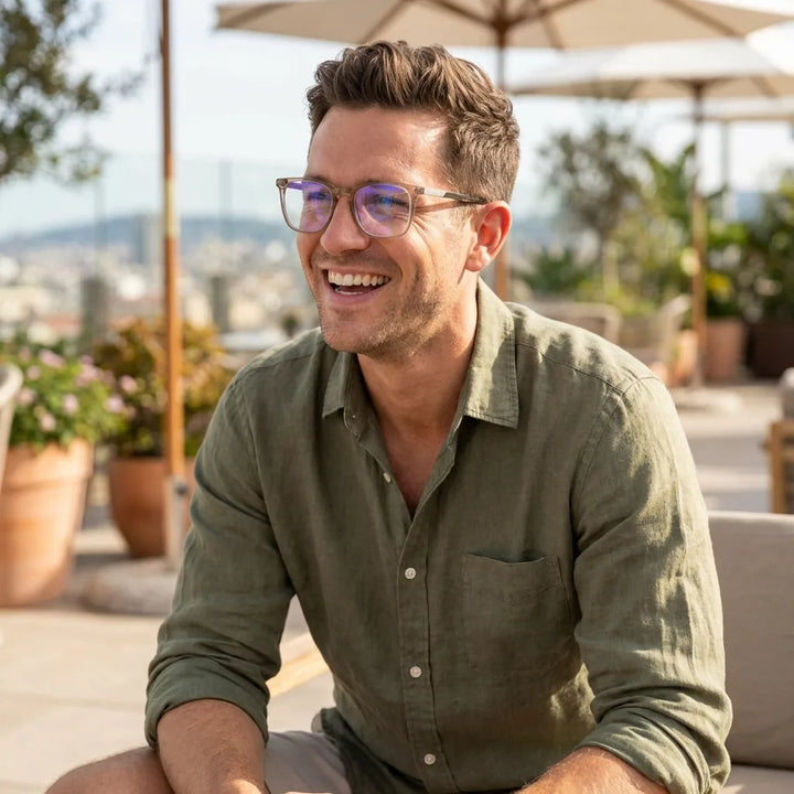 Lentes ópticos Waimea Steel Optic Blonde Crystal mujer en terraza con vista panorámica Bonoboss #editorial_lifestyle3 #color_blonde-crystal