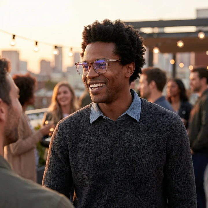 Lentes ópticos Waimea Steel Optic Blonde Crystal modelo en contexto social urbano profesional Bonoboss #editorial_lifestyle4 #color_blonde-crystal