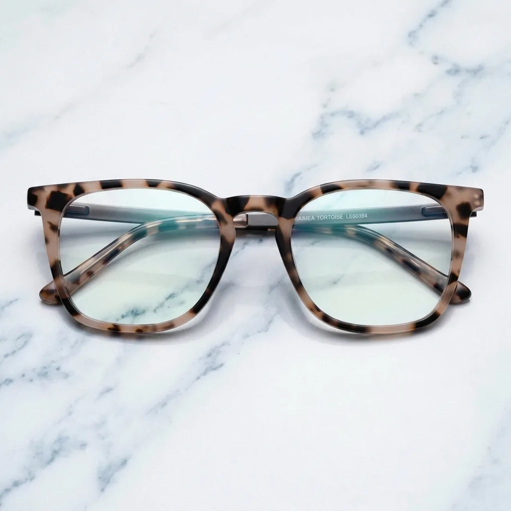 Lentes ópticos Waimea Steel Optic Marble sobre mármol blanco elegante armazón premium Bonoboss #editorial_armazon #color_marble