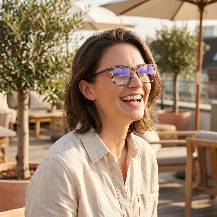 Lentes ópticos Waimea Steel Optic Marble mujer en terraza con vista panorámica Bonoboss #editorial_lifestyle2 #color_marble