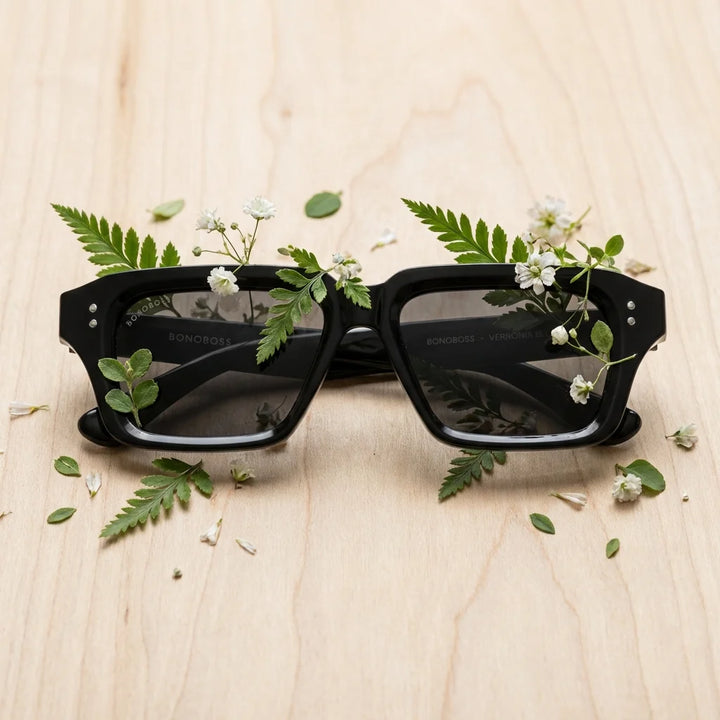 Lentes sol Verona polarizados RPET reciclado del oceano dark entre vegetacion botanica lente detalle optico Bonoboss #editorial_grid2 #color_dark