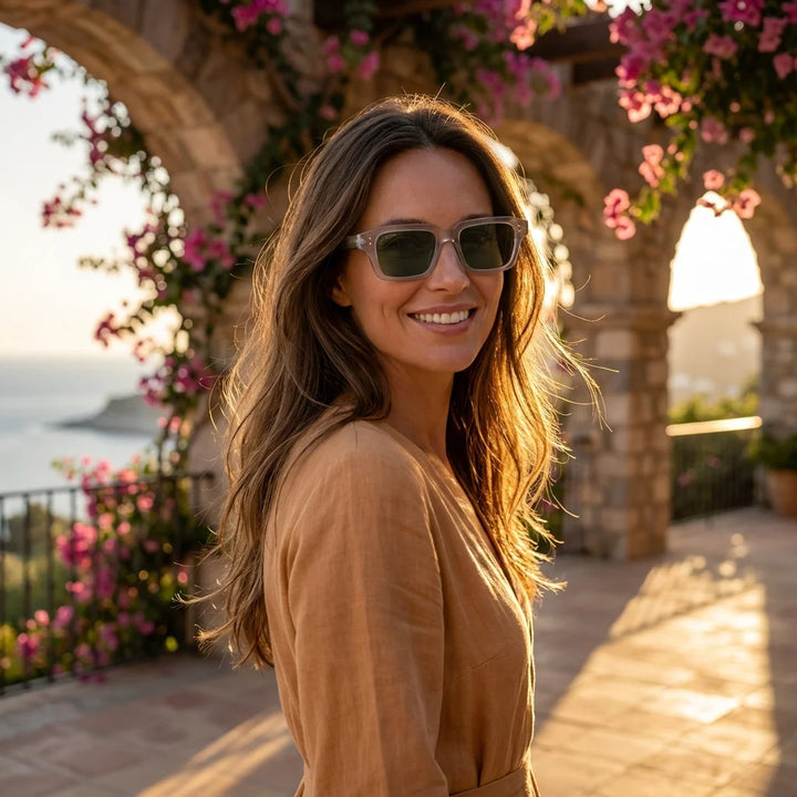 Mujer usando lentes sol Verona RPET reciclado del oceano polarizados lente G15 verde golden hour natural Bonoboss #editorial_banner #color_g15