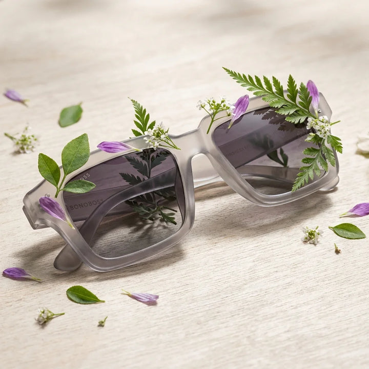 Lentes sol Verona polarizados RPET reciclado del oceano gray entre follaje botanico detalle lente natural Bonoboss #editorial_grid2 #color_gray