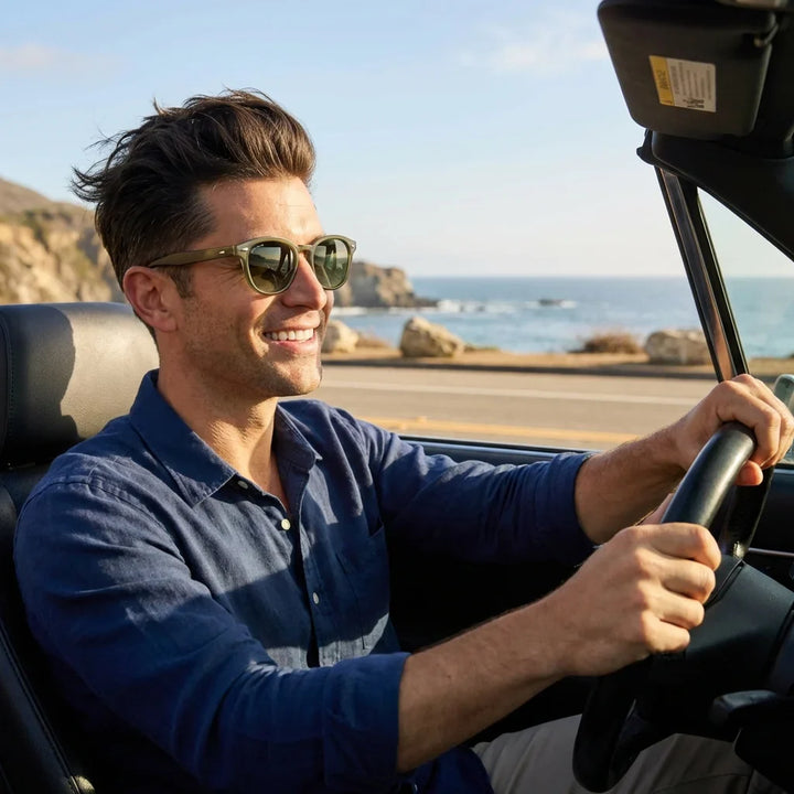 Hombre usando lentes sol Waimea RPET polarizados olive light conduciendo convertible costa proteccion UV400 Bonoboss #editorial_banner #color_olive-light
