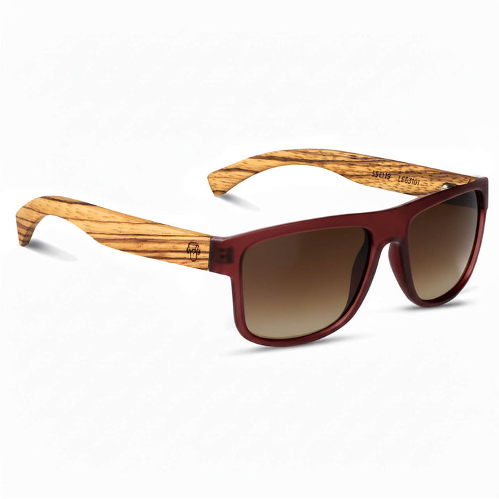 anteojos de sol polarizados de plastico reciclado rectangulares para hombre y mujer con pata de madera de zebrano y marco de color rojo cristales degrade cafe vista angulada #color-marco_wine