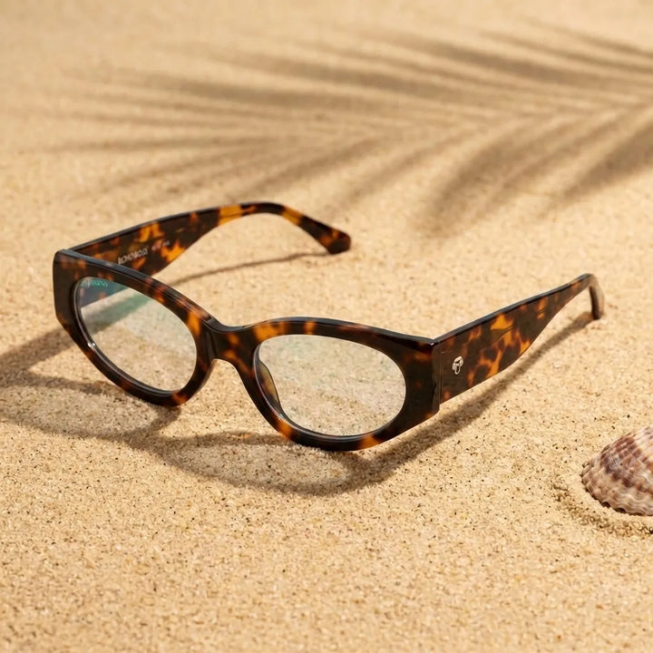 Lentes opticos Milan Carey sobre arena dorada superficie natural antirreflex receta optica bio-acetato Bonoboss #editorial_arena-dorada #color_carey